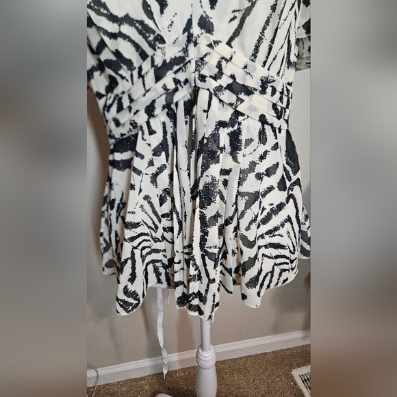 BANANA REPUBLIC Ruffle Sleeve Abstract Zebra Print Blouse. Ivory/black. 4 NWT - Picture 7 of 15